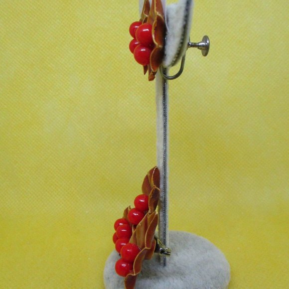 NO 2 VTG Celluloid Holly Berry Christmas Pin Brooch & Matching Holly Berry Chris - Picture 4 of 10